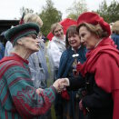 The Queen with guests and entertainers at the garden party. Photo: Lise Åserud, NTB scanpix.